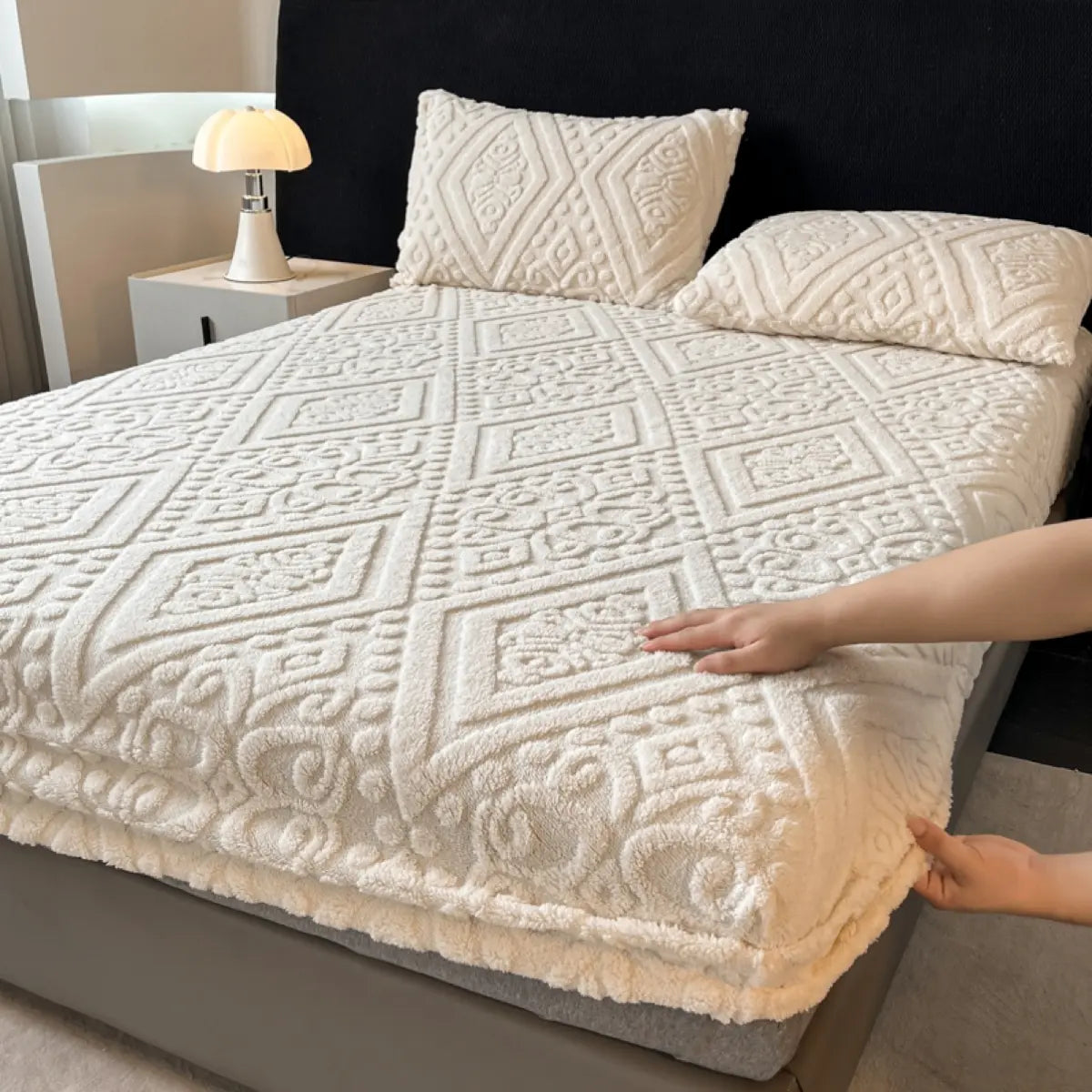2/3pcs Solid Color Milk Velvet Fitted Sheet Mattress Cover Set, Ultra Soft Warm Bed Cover with 1/2 Pillowcases, Skin-Friendly Dustproof Breathable Sheets Polyester Bedding Set for Bedroom, Hotel & Guest Room, Bed Linens