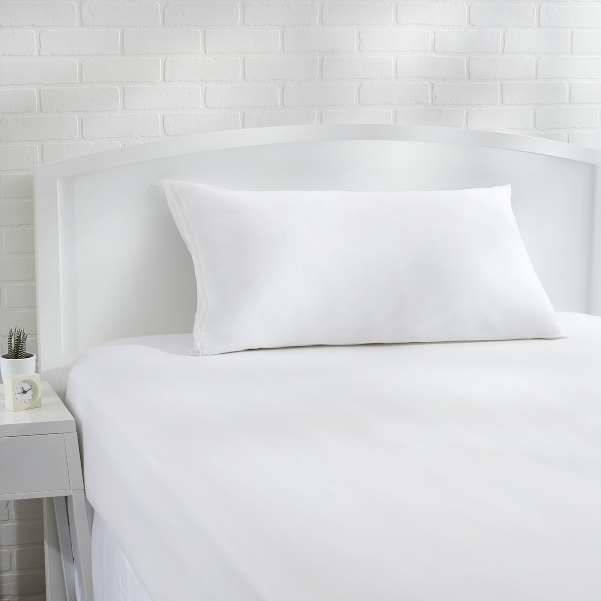 Amazon Basics Queen Pillow Protector with Zipper, 100% Cotton Hypoallergenic, Machine Washable, White, 31 x 21 Inches, Pillows Not Included